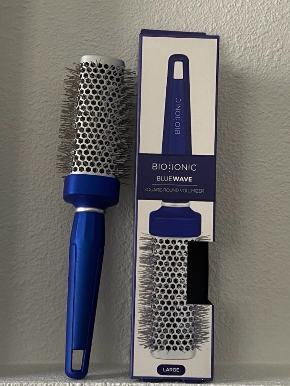 New in Box Bio Ionic Blue Wave Nano-Ionic Brush (Size Large)